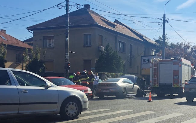 Accident violent între o mașină și o motocicletă, la Timișoara 1 Accident violent între o mașină și o motocicletă, la Timișoara