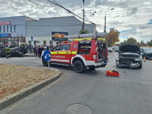 Mașină răsturnată într-un sens giratoriu din Timișoara (video) 2 accident timisoata
