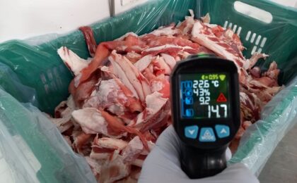 Produse expirate, carne depozitată necorespunzător și echipamente ruginite, descoperite de ANPC