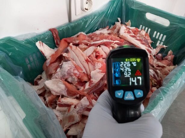 Produse expirate, carne depozitată necorespunzător și echipamente ruginite, descoperite de ANPC
