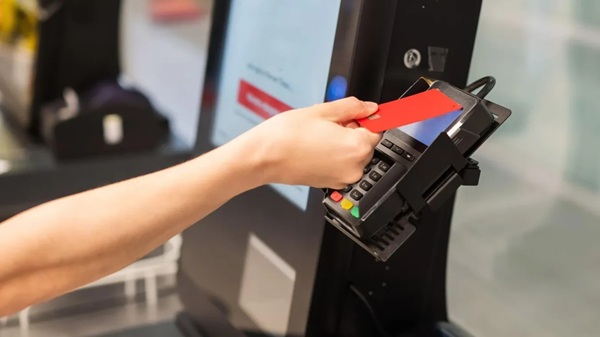 Marile hypermarketuri încep să cam renunțe la casele self-checkout: Sunt un adevărat coșmar și a crescut vertiginos numărul furturilor din magazine 1 Marile hypermarketuri încep să cam renunțe la casele self-checkout: Sunt un adevărat coșmar și a crescut vertiginos numărul furturilor din magazine