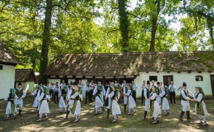 Regal folcloric la Timişoara: Festivalul național ”Tradiții la Români” 48 Regal folcloric la Timişoara: Festivalul național ”Tradiții la Români”