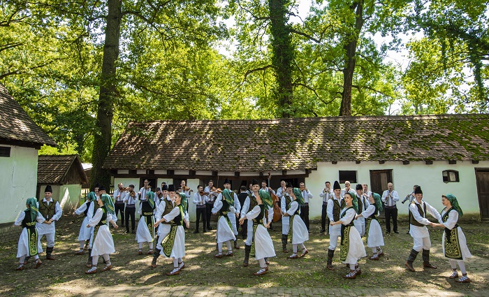 Regal folcloric la Timişoara: Festivalul național ”Tradiții la Români” 1 Regal folcloric la Timişoara: Festivalul național ”Tradiții la Români”