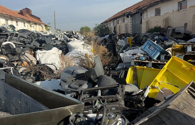 Peste 475 de tone de deșeuri au fost descoperite, într-un singur loc, de polițiști și comisari ai Gărzii de Mediu