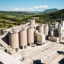DPB construiește viitorul: primul șantier cu ciment evoZero® și transport electric Mercedes-Benz eActros 600