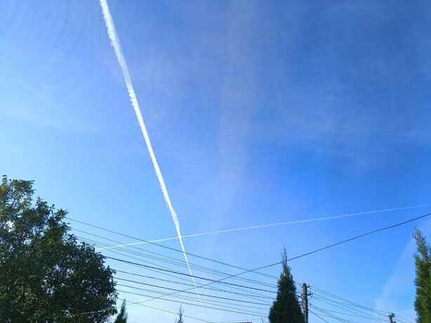 Poluarea produsă de avioane își crește toxicitatea în atmosferă. Cum ne este afectată sănătatea