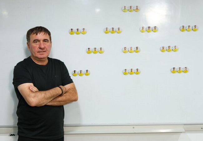 Hagi a stabilit lotul de 23 de jucători pentru meciul României cu Polonia, din Liga Națiunilor 1 Hagi a stabilit lotul de 23 de jucători pentru meciul României cu Polonia, din Liga Națiunilor