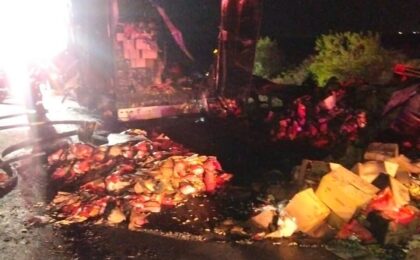 Se circulă cu restricții pe autostrada A1, în apropiere de Timișoara. Remorca unui autotren a ars