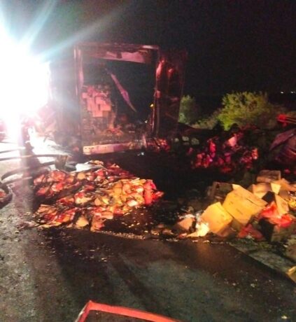 Se circulă cu restricții pe autostrada A1, în apropiere de Timișoara. Remorca unui autotren a ars