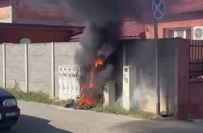 Incendiu violent la un modul de contoare electrice, în Giroc (VIDEO) 1 Incendiu violent la un modul de contoare electrice, în Giroc (VIDEO)