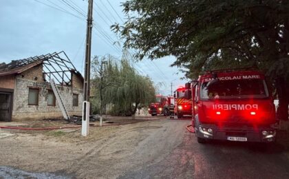 Incendiu puternic la Gottlob. Patru oameni au avut nevoie de îngrijiri, acoperișul unei case a ars 21 Incendiu puternic la Gottlob. Patru oameni au avut nevoie de îngrijiri, acoperișul unei case a ars