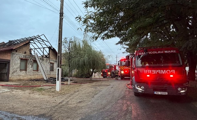 Incendiu puternic la Gottlob. Patru oameni au avut nevoie de îngrijiri, acoperișul unei case a ars 1 Incendiu puternic la Gottlob. Patru oameni au avut nevoie de îngrijiri, acoperișul unei case a ars