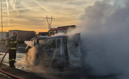 O mașină a luat foc în parcarea unei benzinării de pe autostrada A1, în județul Timiș