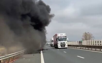 Un tir încărcat cu legume congelate a luat foc pe autostrada A1, în zona Orţişoara