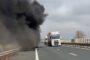 Un tir încărcat cu legume congelate a luat foc pe autostrada A1, în zona Orţişoara