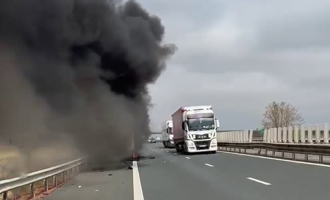 Un tir încărcat cu legume congelate a luat foc pe autostrada A1, în zona Orţişoara