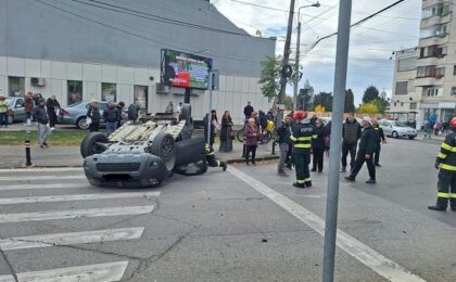 Mașină răsturnată într-un sens giratoriu din Timișoara