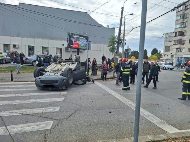 Mașină răsturnată într-un sens giratoriu din Timișoara (video) 1 Mașină răsturnată într-un sens giratoriu din Timișoara
