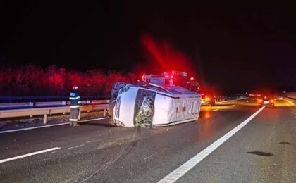 Microbuz răsturnat pe Autostrada Vestului 5 Microbuz răsturnat pe Autostrada Vestului