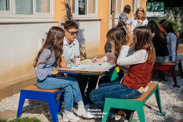 Elevii de la „Moisil”, lecție în aer liber în noul spațiu verde 2 moisil 2