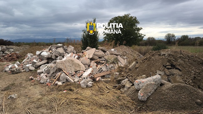 Mormane de moloz, descoperite de poliţiştii cărăşeni 1 Mormane de moloz, descoperite de poliţiştii cărăşeni