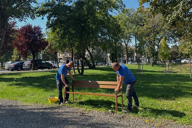 35 de bănci noi se montează în Timișoara