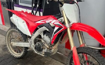Minor de 17 ani, fără permis, depistat conducând o motocicletă neînmatriculată. Primăria Giroc trage un nou semnal de alarmă 1 Minor de 17 ani, fără permis, depistat conducând o motocicletă neînmatriculată. Primăria Giroc trage un nou semnal de alarmă