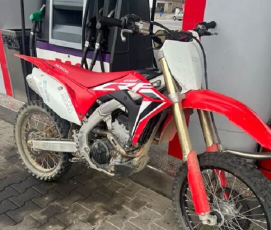 Minor de 17 ani, fără permis, depistat conducând o motocicletă neînmatriculată. Primăria Giroc trage un nou semnal de alarmă 1 Minor de 17 ani, fără permis, depistat conducând o motocicletă neînmatriculată. Primăria Giroc trage un nou semnal de alarmă