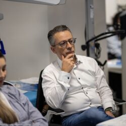 Masterclass Internațional de Chirurgie a Glaucomului, la Timișoara. Cinci profesori de talie mondială au pregătit medici și studenți în cele mai noi proceduri din domeniu 5 Masterclass Internațional de Chirurgie a Glaucomului, la Timișoara. Cinci profesori de talie mondială au pregătit medici și studenți în cele mai noi proceduri din domeniu