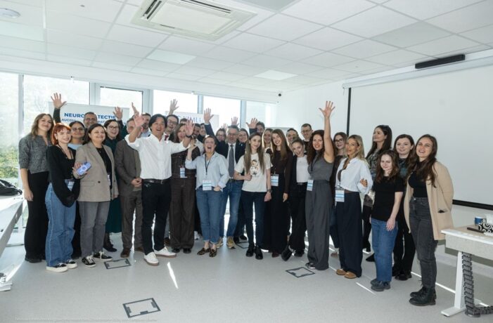 Masterclass Internațional de Chirurgie a Glaucomului, la Timișoara. Cinci profesori de talie mondială au pregătit medici și studenți în cele mai noi proceduri din domeniu 14 Masterclass Internațional de Chirurgie a Glaucomului, la Timișoara. Cinci profesori de talie mondială au pregătit medici și studenți în cele mai noi proceduri din domeniu