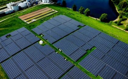 România va avea unul dintre cele mai mari parcuri fotovoltaice din Europa. Este situat în vestul țării 1 România va avea unul dintre cele mai mari parcuri fotovoltaice din Europa. Este situat în vestul țării