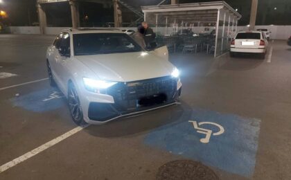 Un nesimţit a fost amendat, la Timişoara, pentru că și-a parcat maşina pe două locuri destinate persoanelor cu dizabilități