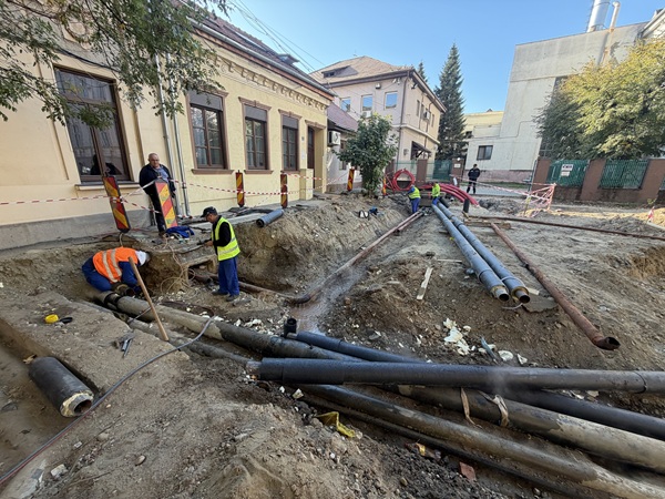 Regenerarea urbană din Traian avansează cu lucrări la rețeaua de termoficare din zona Pieței Romanilor 1 Regenerarea urbană din Traian avansează cu lucrări la rețeaua de termoficare din zona Pieței Romanilor. Regenerarea urbană din Traian avansează cu lucrări la rețeaua de termoficare din zona Pieței Romanilor