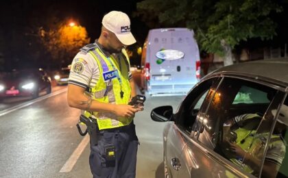 La 17 ani, a condus o maşină beat şi fără permis. Poliţiştii l-au imobilizat cu forţa