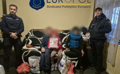 O mamă cuprinsă de spaimă, o fetiță găsită teafără și o familie greu încercată de viață. Lecția de omenie oferită de doi polițiști din Bozovici