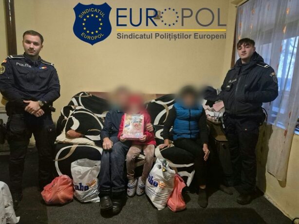 O mamă cuprinsă de spaimă, o fetiță găsită teafără și o familie greu încercată de viață. Lecția de omenie oferită de doi polițiști din Bozovici 1 O mamă cuprinsă de spaimă, o fetiță găsită teafără și o familie greu încercată de viață. Lecția de omenie oferită de doi polițiști din Bozovici