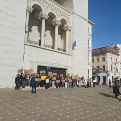 Doar câțiva elevi au răspuns prezent protestului de la Timișoara (foto/video) 2 protest 1