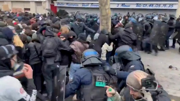 Sute de școli rămân închise luni în Franța, pe fondul protestelor elevilor 1 Sute de școli rămân închise luni în Franța, pe fondul protestelor elevilor