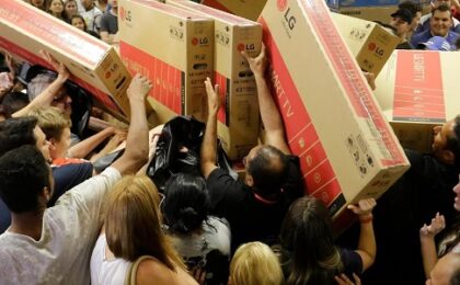 Se apropie noiembrie, luna marilor reduceri de ”Black Friday”