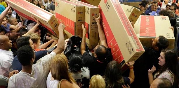 Se apropie noiembrie, luna marilor reduceri de ”Black Friday”