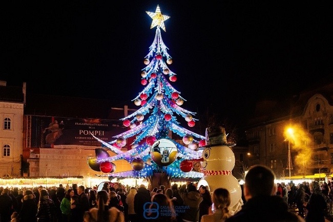 Luminile de Crăciun se aprind la Timișoara pe 28 noiembrie. Brad de 20 de metri în fața Operei, patinoar-circuit în Parcul Central, un pian suspendat în Piața Unirii și cinci săptămâni de spectacole 1 Luminile de Crăciun se aprind la Timișoara pe 28 noiembrie. Brad de 20 de metri în fața Operei, patinoar-circuit în Parcul Central, un pian suspendat în Piața Unirii și cinci săptămâni de spectacole
