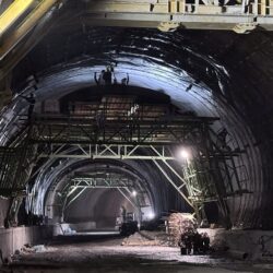 A1 Margina - Holdea: se lucrează în regim permanent la structura de rezistență a ambelor galerii ale tunelului 2 (foto) 3 tunel a1 margina holdea1