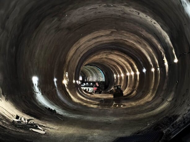 A1 Margina - Holdea: se lucrează în regim permanent la structura de rezistență a ambelor galerii ale tunelului 2 (foto) 1 A1 Margina - Holdea: se lucrează în regim permanent la structura de rezistență a ambelor galerii ale tunelului 2. Stadiul fizic al întregului proiect a ajuns la aproximativ 80%
