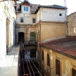 Într-un palat din Piața Traian, la parter stau specialiștii în reabilitare ai lui Fritz, iar acoperișul și fațada cad în capul trecătorilor