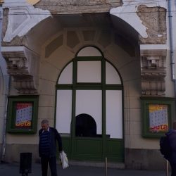 Într-un palat din Piața Traian, la parter stau specialiștii în reabilitare ai lui Fritz, iar acoperișul și fațada cad în capul trecătorilor