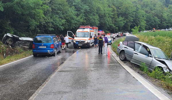 Șase persoane rănite în urma unui accident între trei mașini, pe drumul Reșița - Timișoara