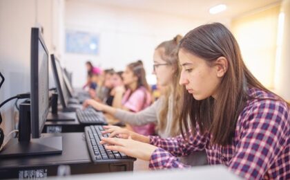 Studiu: inteligența artificială este prezentă în rutina educațională și personală a adolescenților