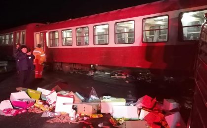 Un tren a lovit un autotren, în județul Timiș. Drum blocat