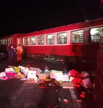 Un tren a lovit un autotren, în județul Timiș. Drum blocat