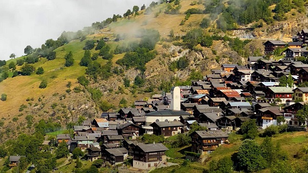 Un sat elvețian oferă peste 50.000 de euro pentru cei care aleg să se mute acolo. Ce condiții trebuie respectate